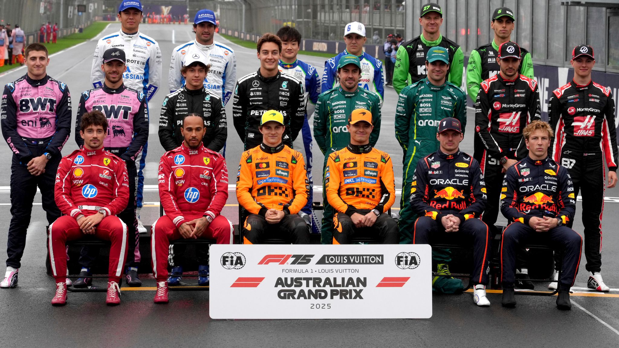 Group photo ng lahat ng Formula 1 driver para sa 2025 season na suot ang kumpletong racing gear, na kumakatawan sa mga team tulad ng McLaren, Red Bull, Mercedes, Ferrari, at iba pa.